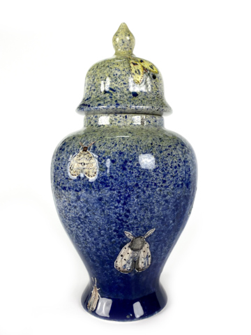 Statige dekselvaas in blauw geel motten