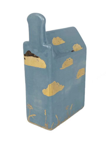 Huisje verhoogde halsgevel blauw wolken en vegetatie